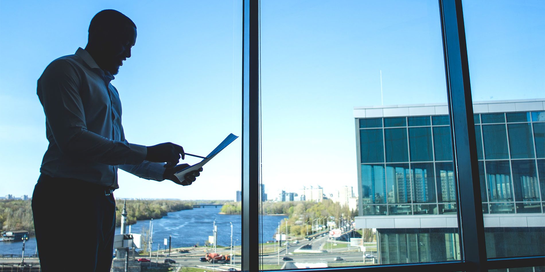 silhouette-businessman-holding-document copia